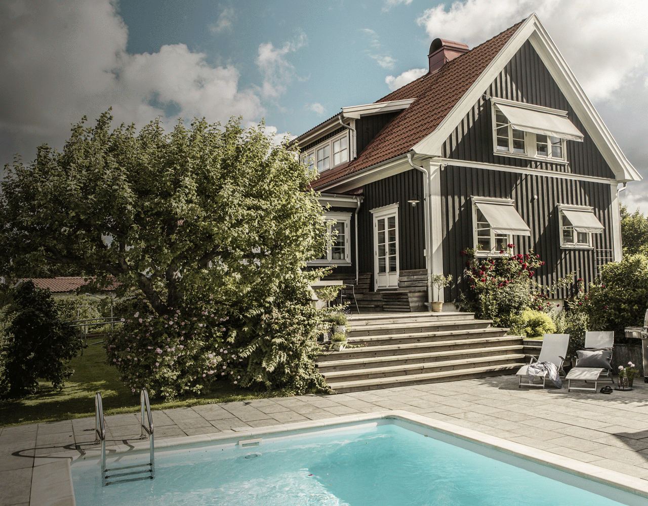 Villa med markiser och pool>