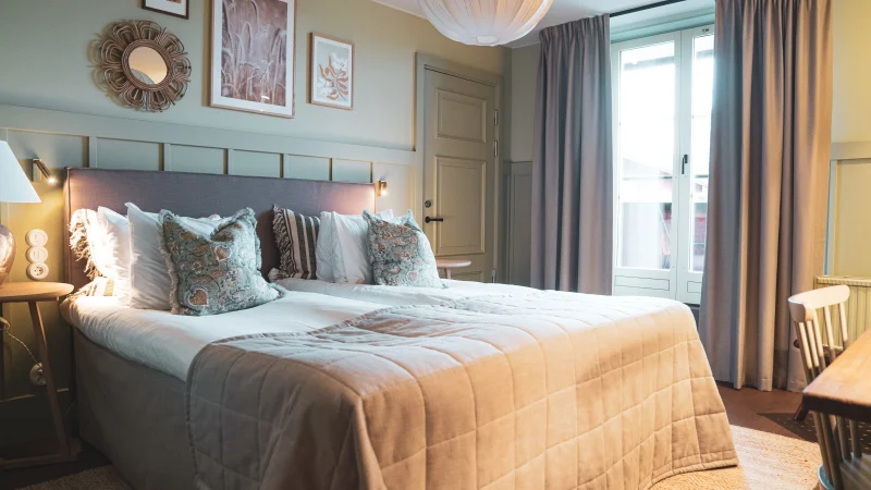 Fågelbrohus-Hotellrum-Deluxe-Översikt-SimonKarlsson 1